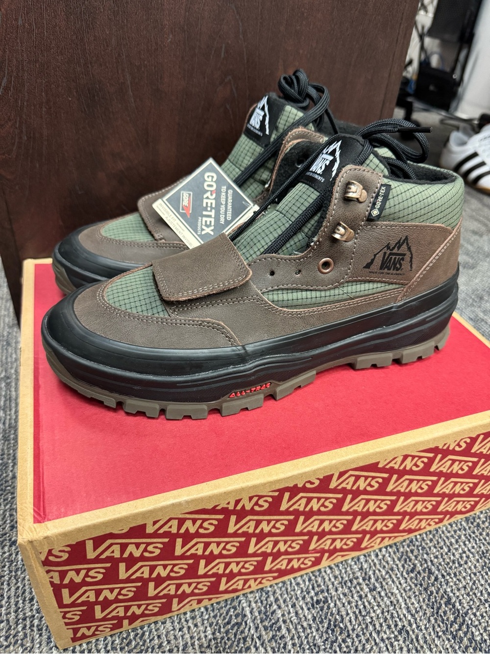 NWT Vans Men's MTE Mountain GORE-TEX Trail Mid Shoes Boots Size 10